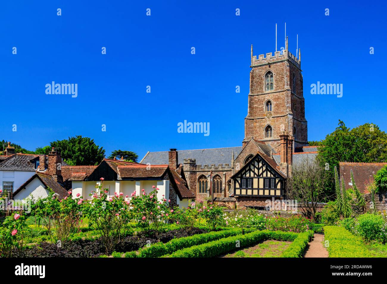 Dunster église paroissiale de St George vue du Dream Garden au château de Dunster, Somerset, Angleterre, Royaume-Uni Banque D'Images