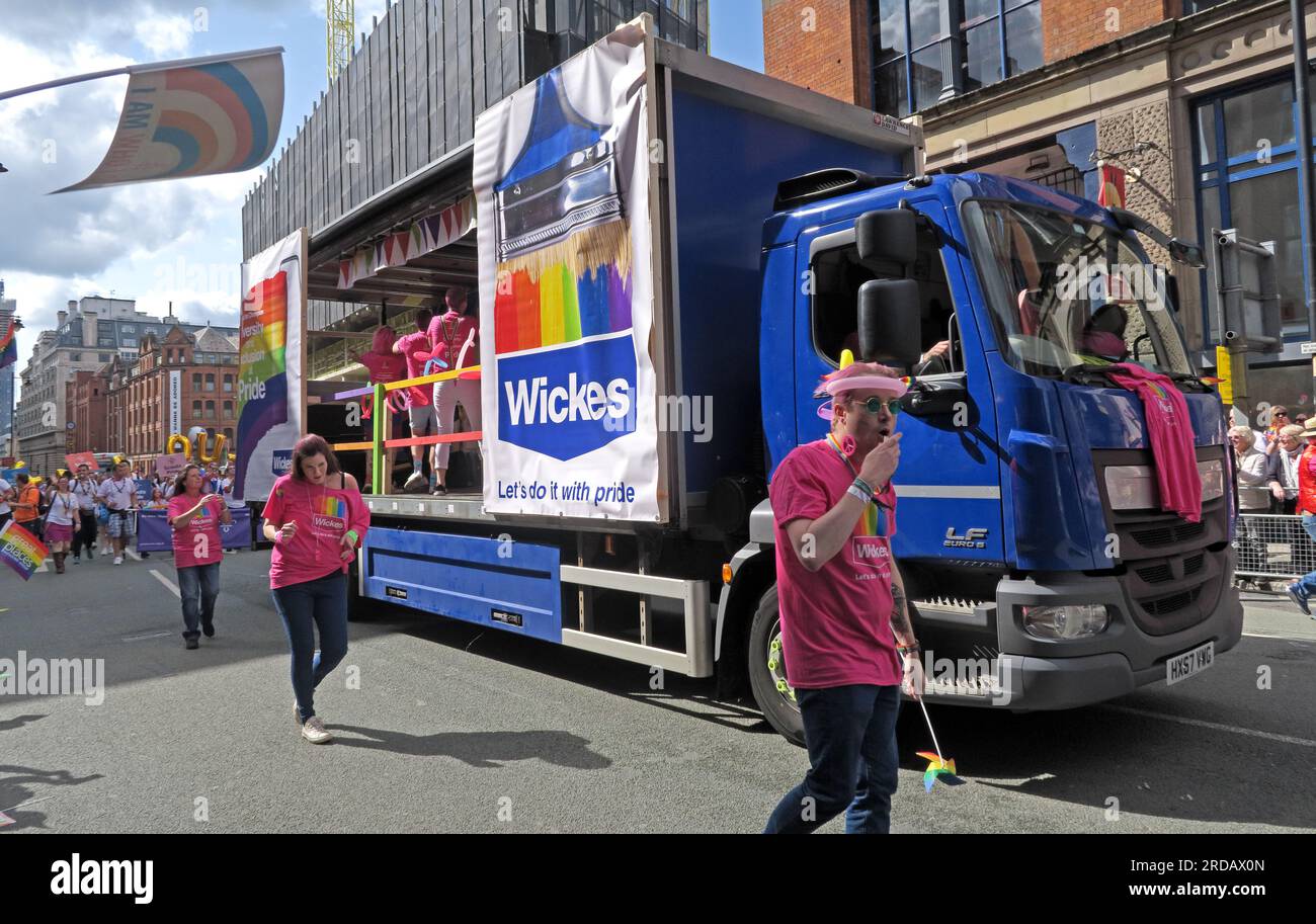 Wickes le fait avec fierté - à Manchester Pride Festival parade, 36 Whitworth Street, Manchester, Angleterre, Royaume-Uni, M1 3NR Banque D'Images