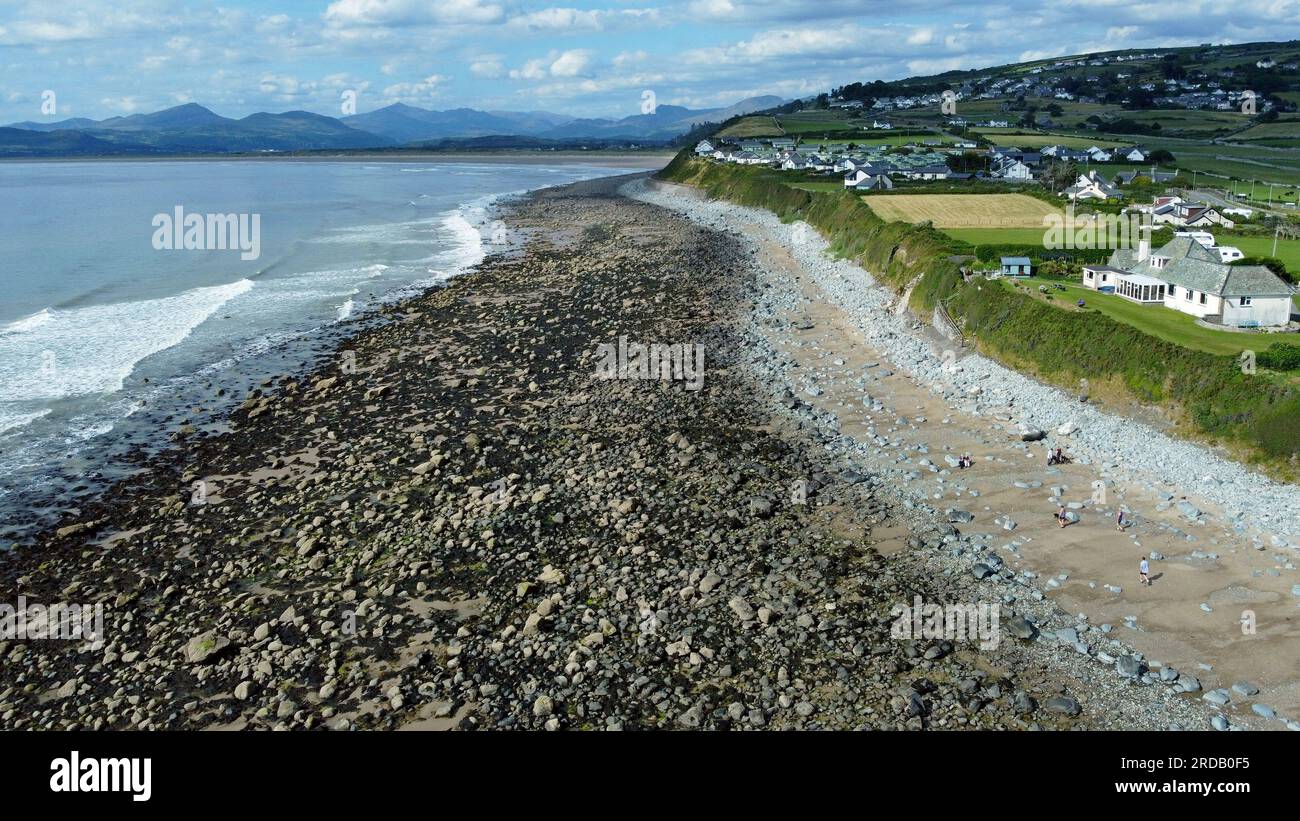 Vue drone du village et de la plage de Llandanwg sur la côte nord du pays de Galles, avec les montagnes Snowdonia en arrière-plan, Gwynedd, pays de Galles, juillet 2023 Banque D'Images