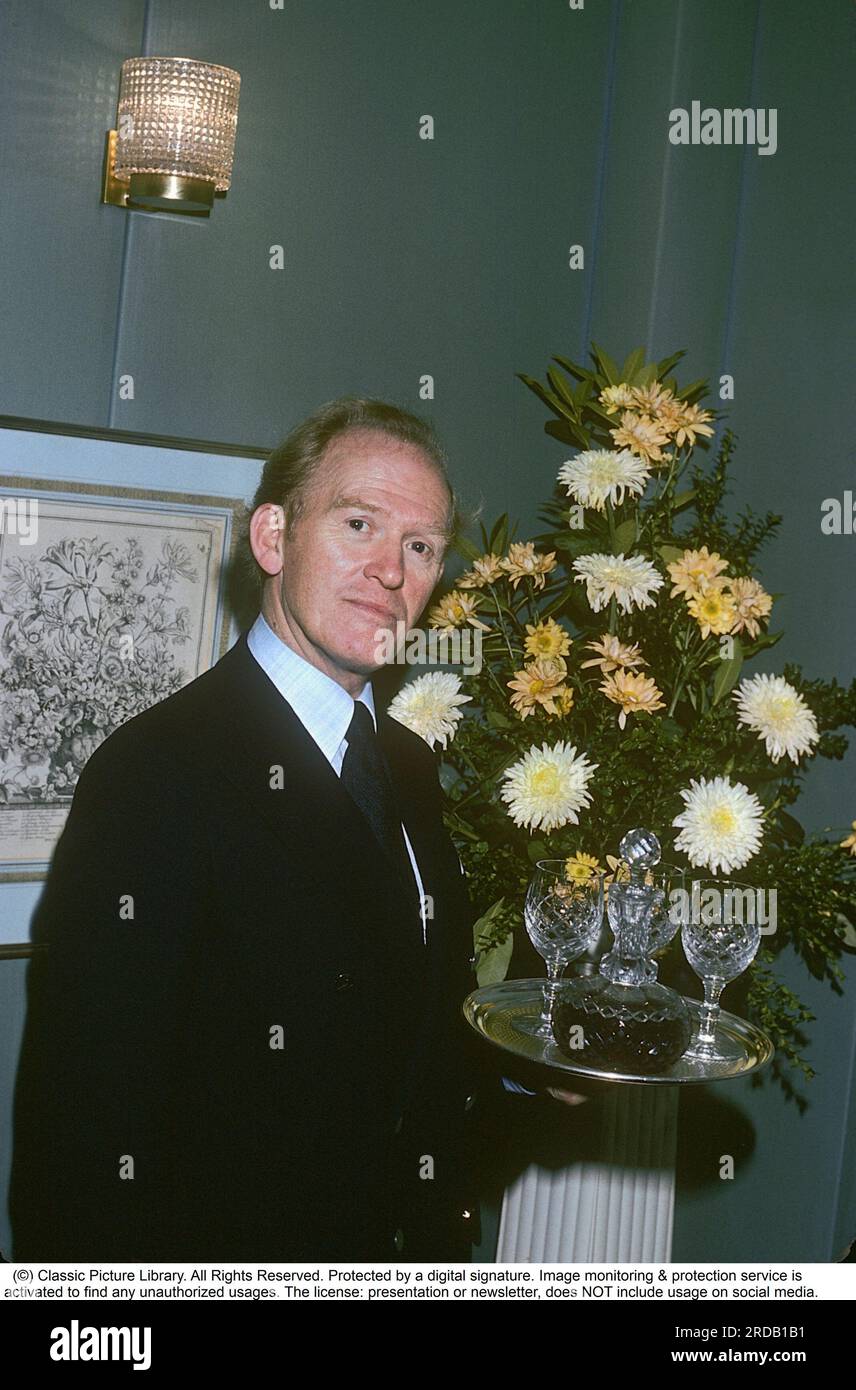 Gordon Jackson. 19 décembre 1023 - 15 janvier 1990. Acteur écossais surtout connu pour ses rôles de majordome des Bellamys, Angus Hudson dans la populaire série télévisée Upstairs, Downstairs qui a été à la télévision entre 1971 et 1975 un total de 68 épisodes. Et dans le rôle de George Cowley, le chef de CI5 dans la série télévisée les professionnels dans tous ses 57 épisodes de l'émission de 1977 à 1983, bien que le tournage se soit terminé en 1981. En décembre 1989, il a été diagnostiqué avec un cancer des os, il est décédé le 15 janvier 1990, à l'âge de 66 ans. Photo prise en novembre 1975 par Kristoffersson. Banque D'Images