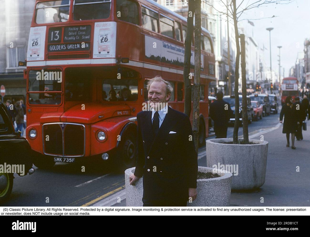 Gordon Jackson. 19 décembre 1023 - 15 janvier 1990. Acteur écossais surtout connu pour ses rôles de majordome des Bellamys, Angus Hudson dans la populaire série télévisée Upstairs, Downstairs qui a été à la télévision entre 1971 et 1975 un total de 68 épisodes. Et dans le rôle de George Cowley, le chef de CI5 dans la série télévisée les professionnels dans tous ses 57 épisodes de l'émission de 1977 à 1983, bien que le tournage se soit terminé en 1981. En décembre 1989, il a été diagnostiqué avec un cancer des os, il est décédé le 15 janvier 1990, à l'âge de 66 ans. Photo prise en novembre 1975 sur Oxford Street par Kristoffersson. Banque D'Images