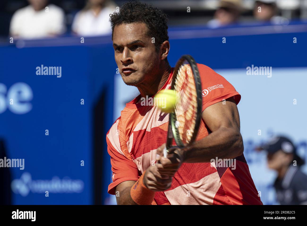 Juan Pablo Varillas of Peru in action against Facundo Bagnis of Argentina at the Swiss Open tennis tournament in Gstaad, Switzerland, Thursday, July 20, 2023. (Peter Schneider/Keystone via AP) Banque D'Images