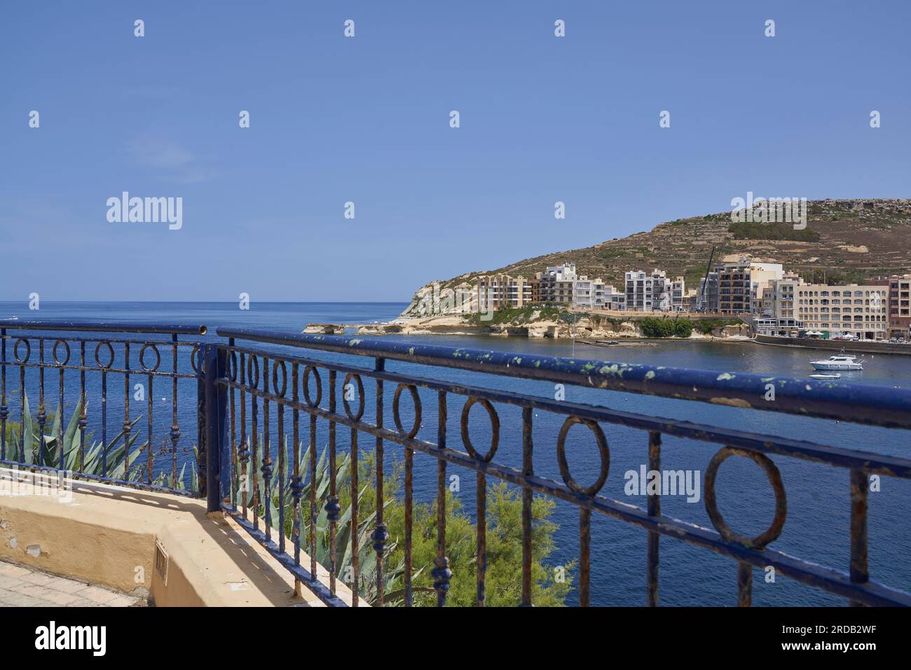 Baie pittoresque de la station balnéaire de Marsalforn sur l'île de Gozo à Malte Banque D'Images