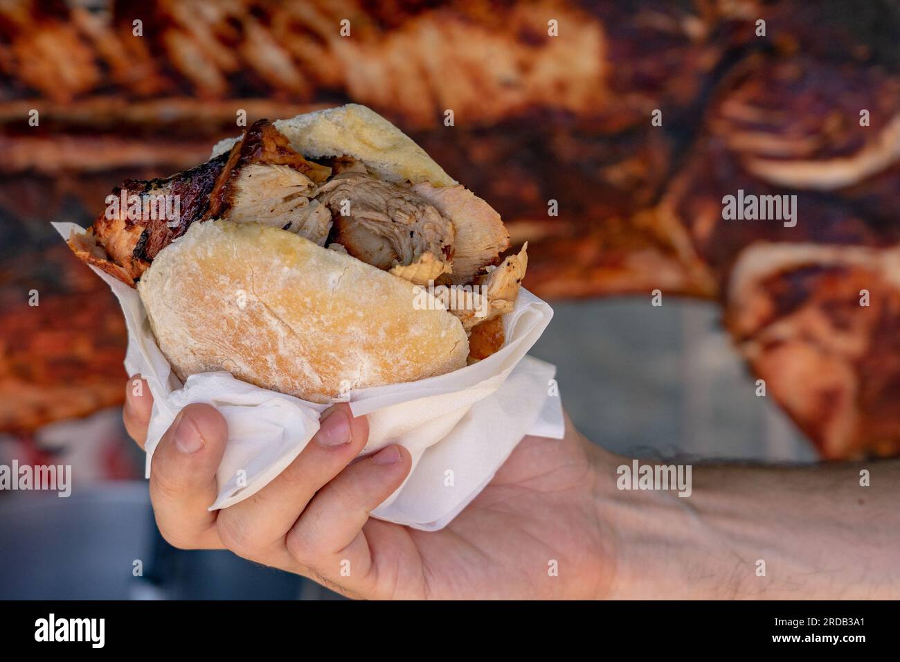 célèbre sandwich de porc traditionnel du portugal appelé bifana à emporter. Banque D'Images