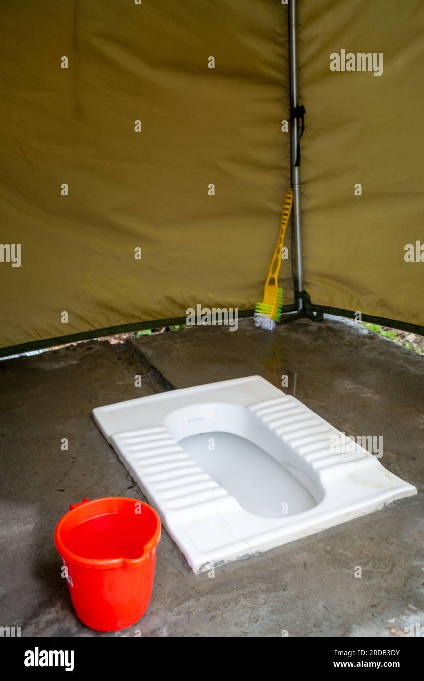 Tentes de toilette extérieures avec sièges de toilette en squat indien. Camping dans Uttarakhand, Inde. Banque D'Images