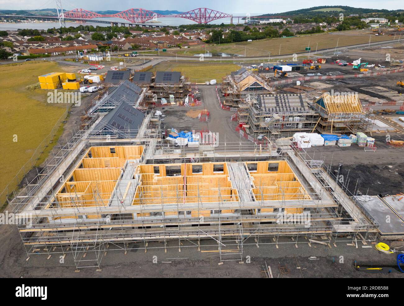 Vue aérienne de nouveaux logements en construction à Bridgewater Village à South Queensferry, West Lothian, Écosse, Royaume-Uni Banque D'Images