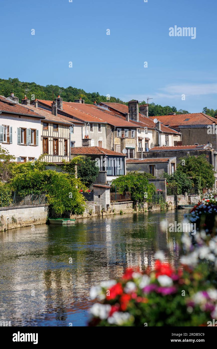 Maisons en bord de rivière Marne Joinville Saint-Dizier haute-Marne Grande est France Banque D'Images
