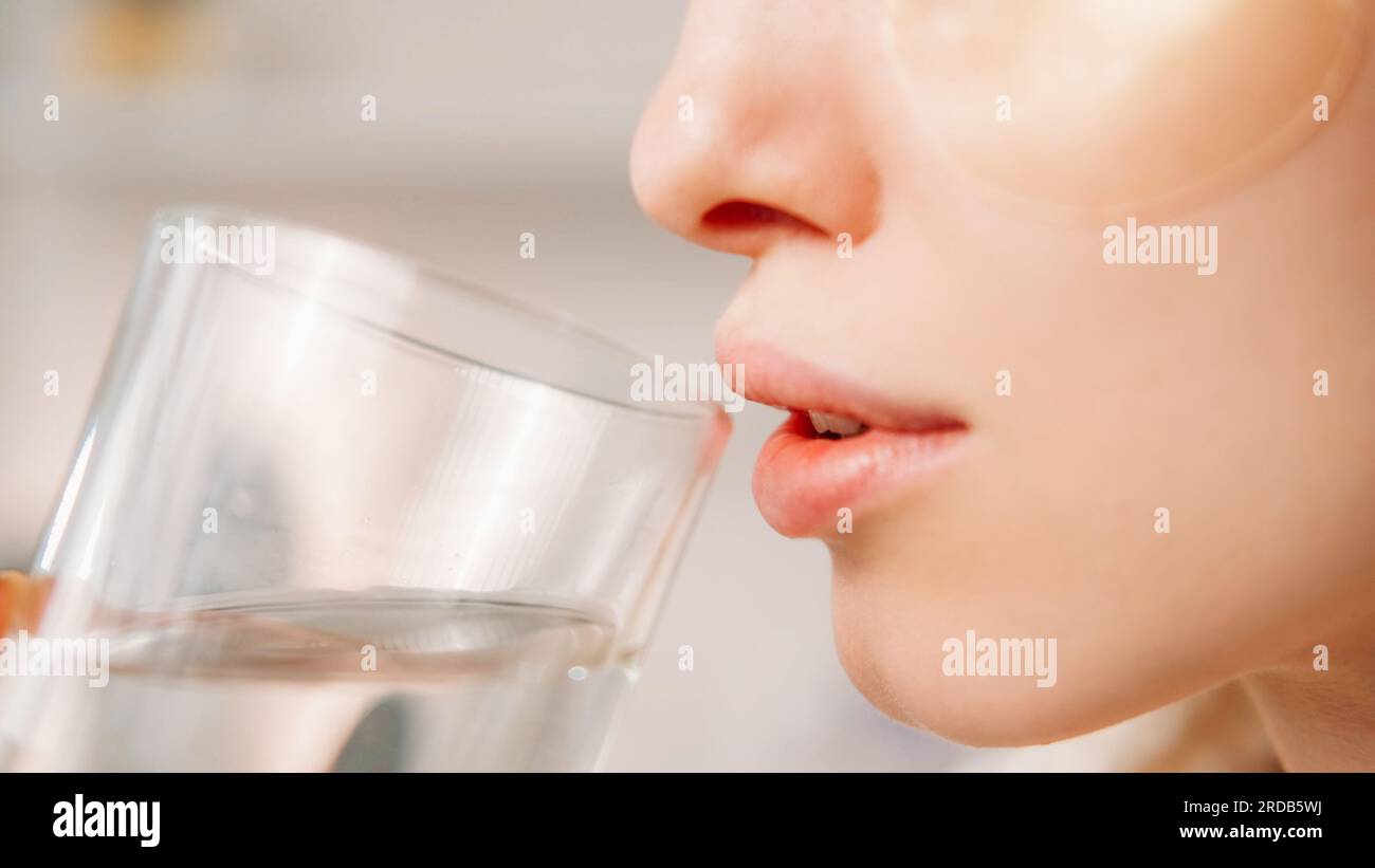 Eau du matin hydratation saine femme visage verre Banque D'Images