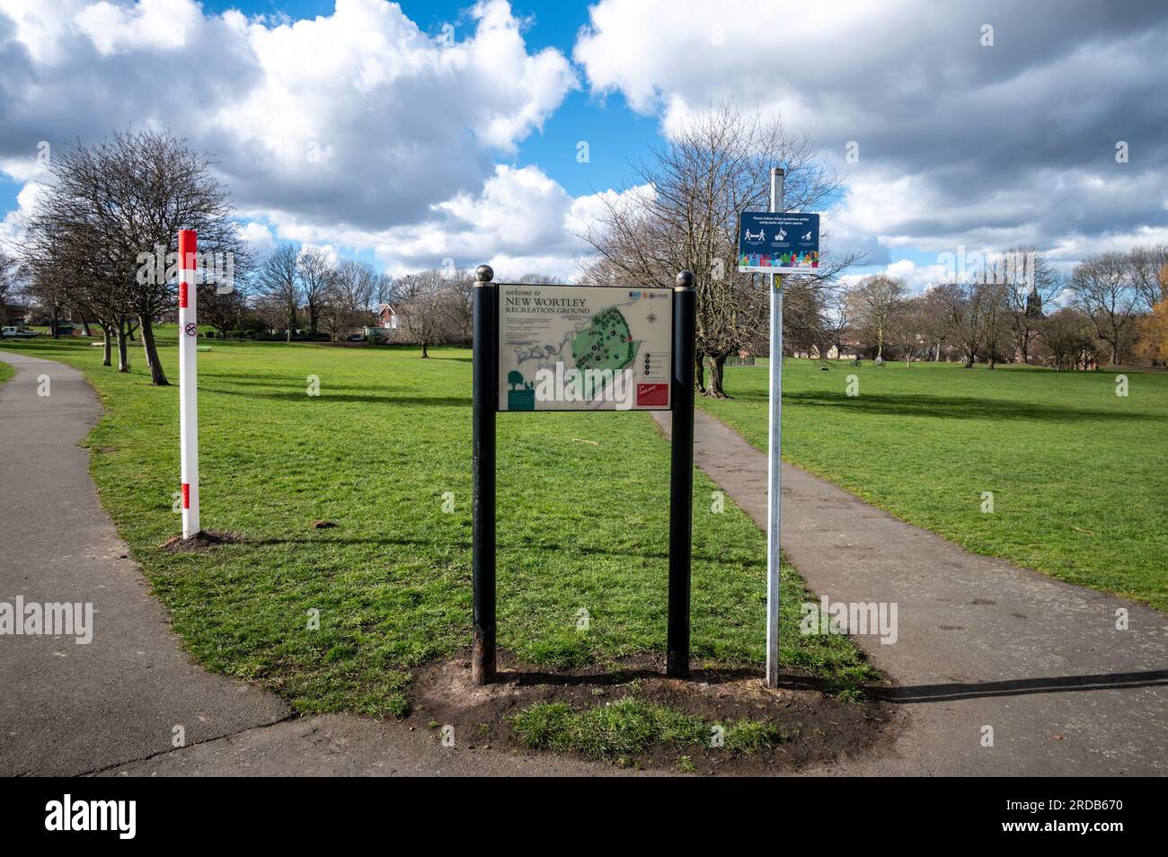 Chemins vers le New Wortley Park avec des cartes pour vous guider à Leeds Royaume-Uni Banque D'Images