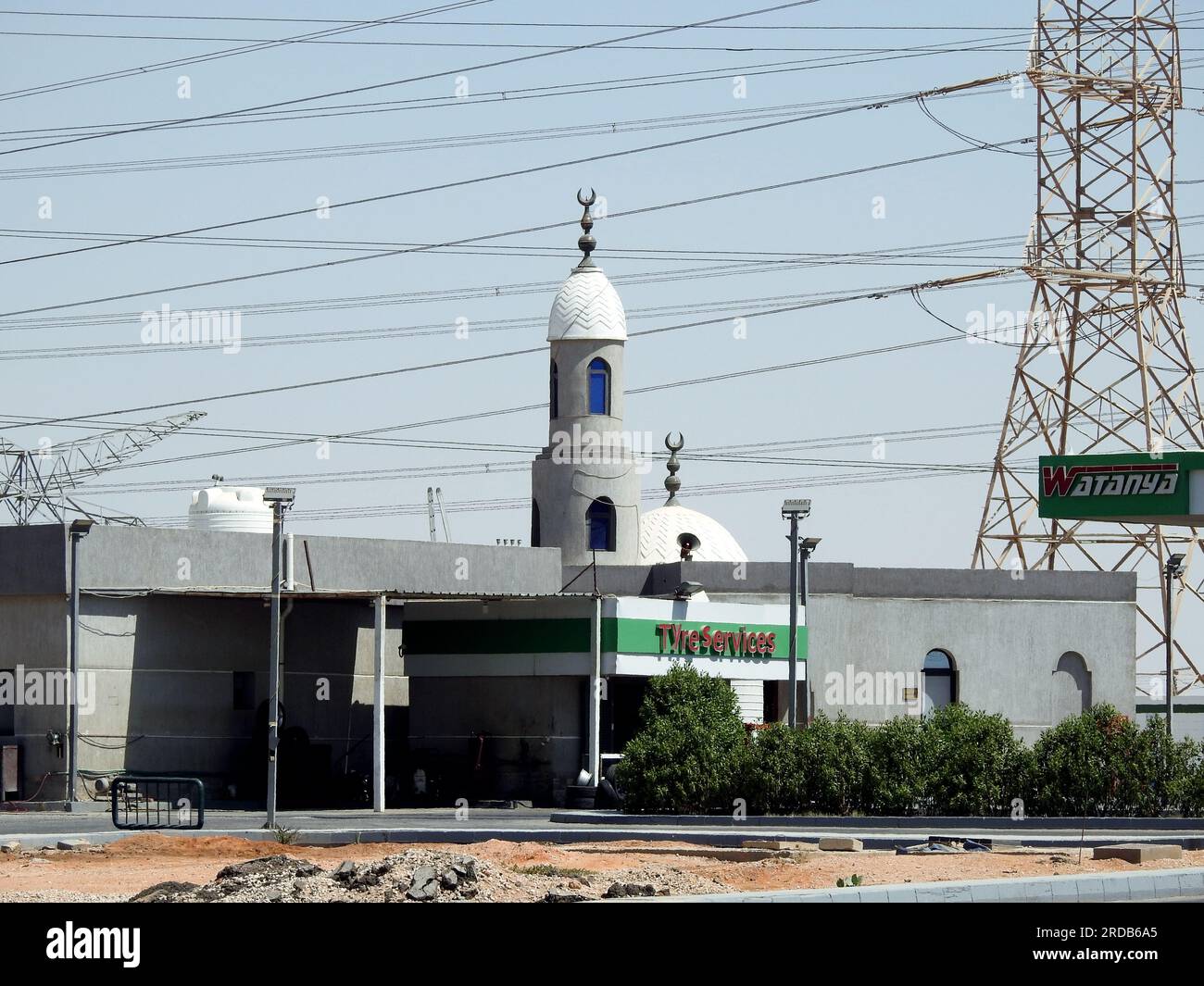 Le Caire, Egypte, juin 30 2023 : Watanya Wataniya station de gaz et d'huile, une station-service sur l'autoroute Suez du Caire avec mini-marché Station, café et pâtisserie Banque D'Images