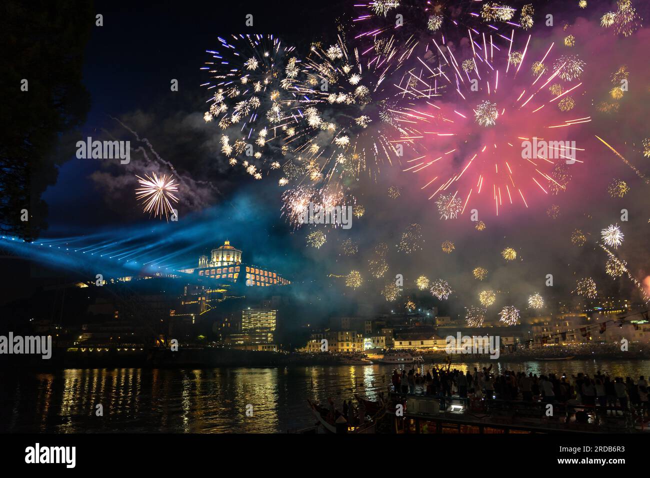 beaux feux d'artifice colorés sur le fleuve douro à porto portugal sur le festival sao joao . Banque D'Images