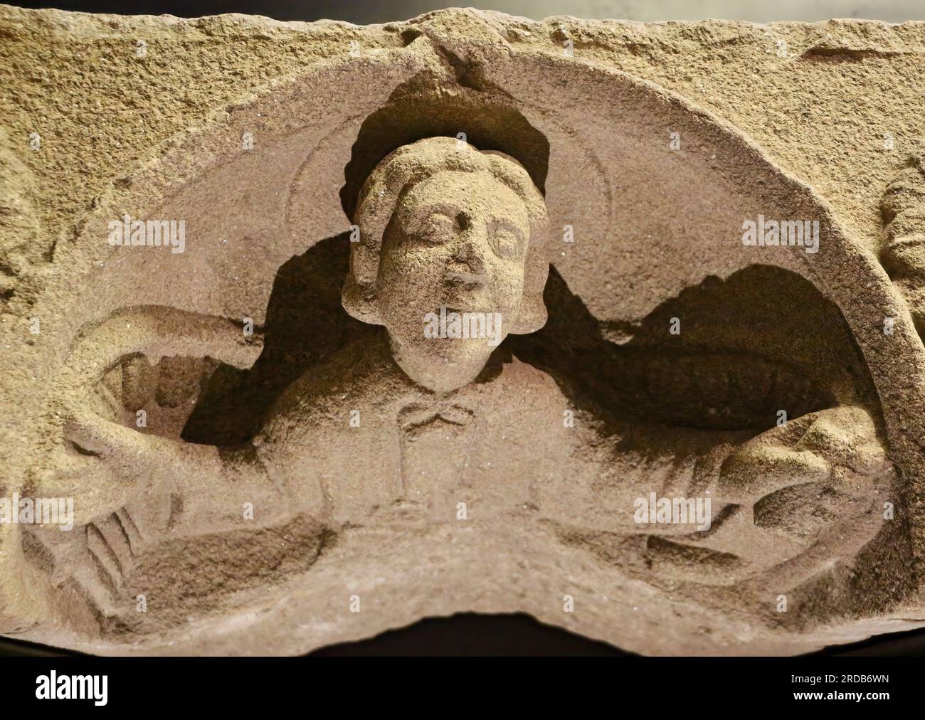 Fragment d'ange sculpté en pierre dans le musée du palais Gelmirez de la cathédrale de Santiago de Compostelle Galice Espagne Banque D'Images