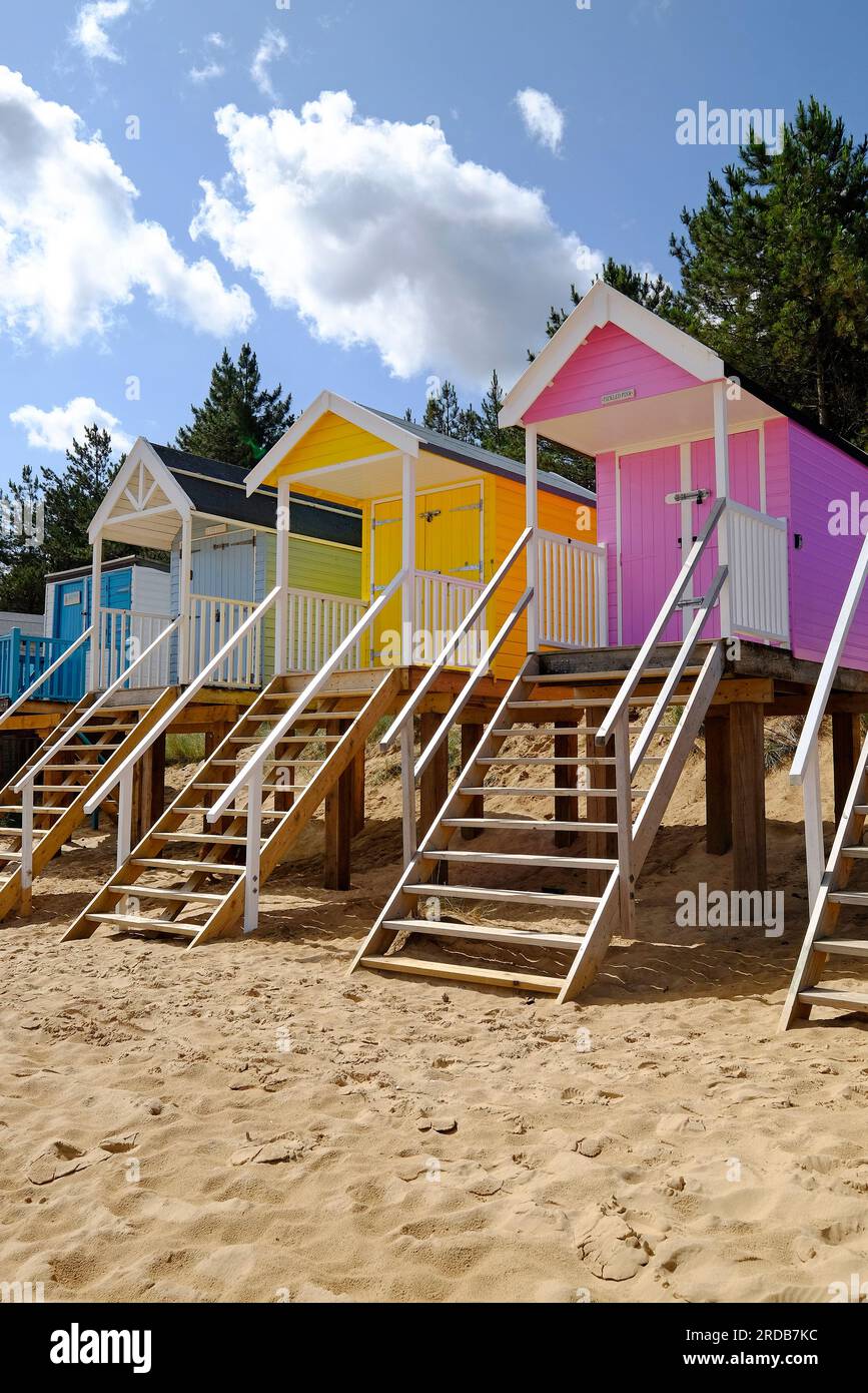 cabanes de plage colorées, puits à côté de la mer, nord de norfolk, angleterre Banque D'Images