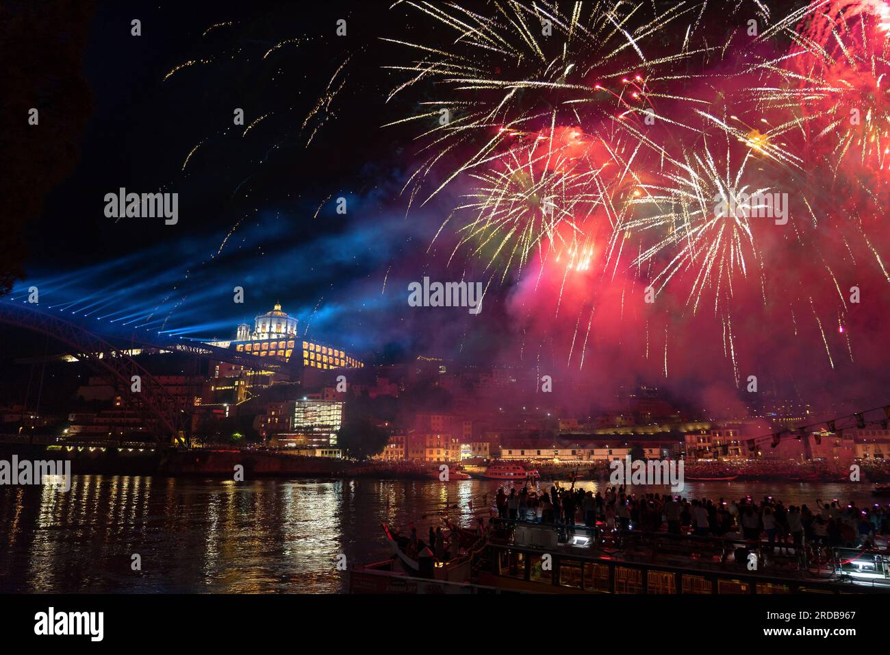 beaux feux d'artifice colorés sur le fleuve douro à porto portugal sur le festival sao joao . Banque D'Images