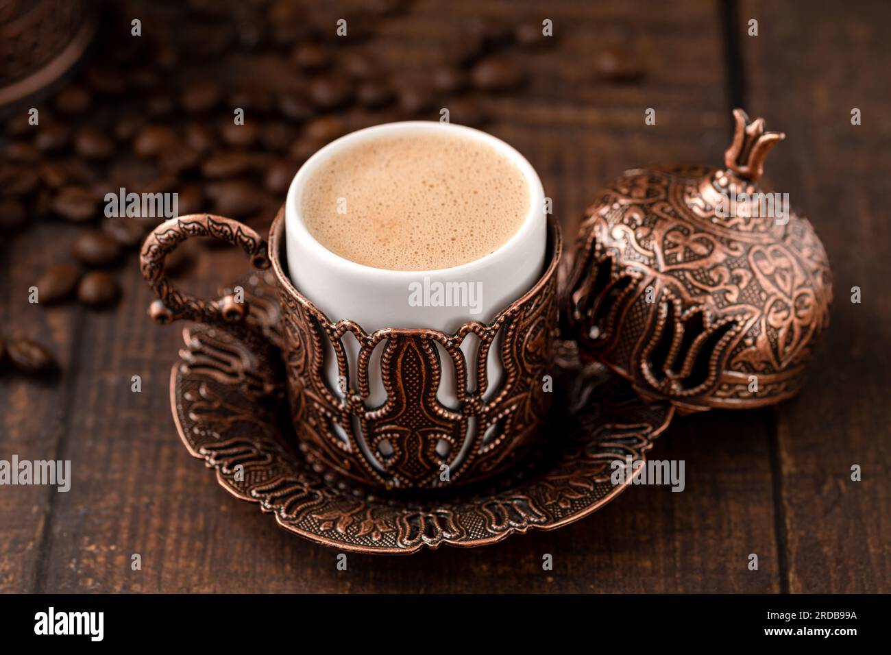 Café turc dans une tasse de café classique avec eau et délice turc sur une table en bois Banque D'Images