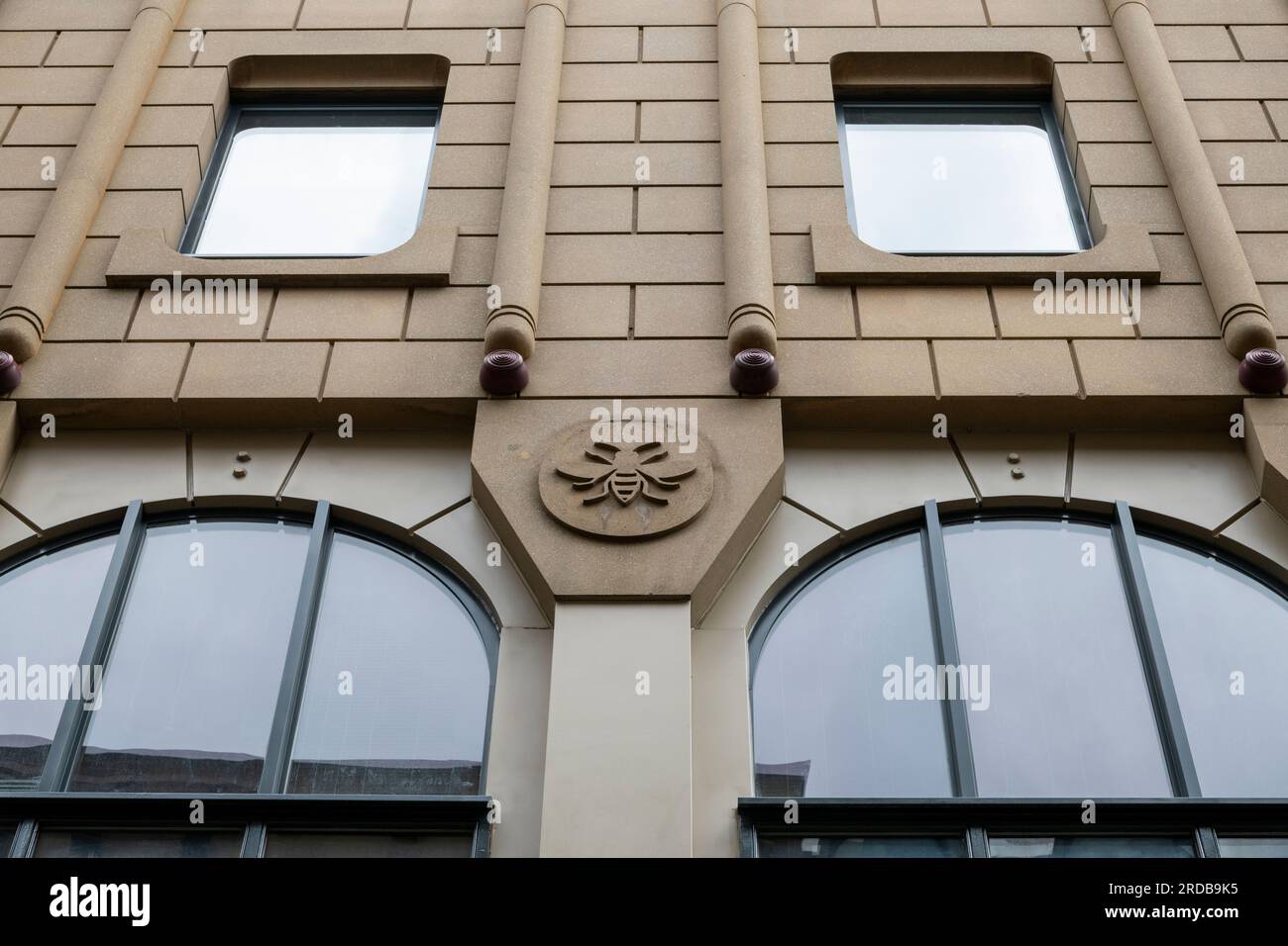 Symbole d'abeille sur un bâtiment dans le centre de la ville de Manchester, Angleterre. Banque D'Images