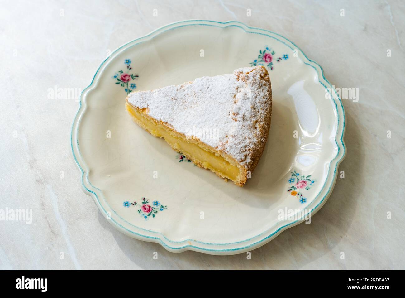 Un morceau de gâteau à la crème Custard avec des pignons de pin. Gâteau italien traditionnel - torta della nonna ou gâteau de grand-mère. Pâtisserie toscane. prêt à manger. Banque D'Images