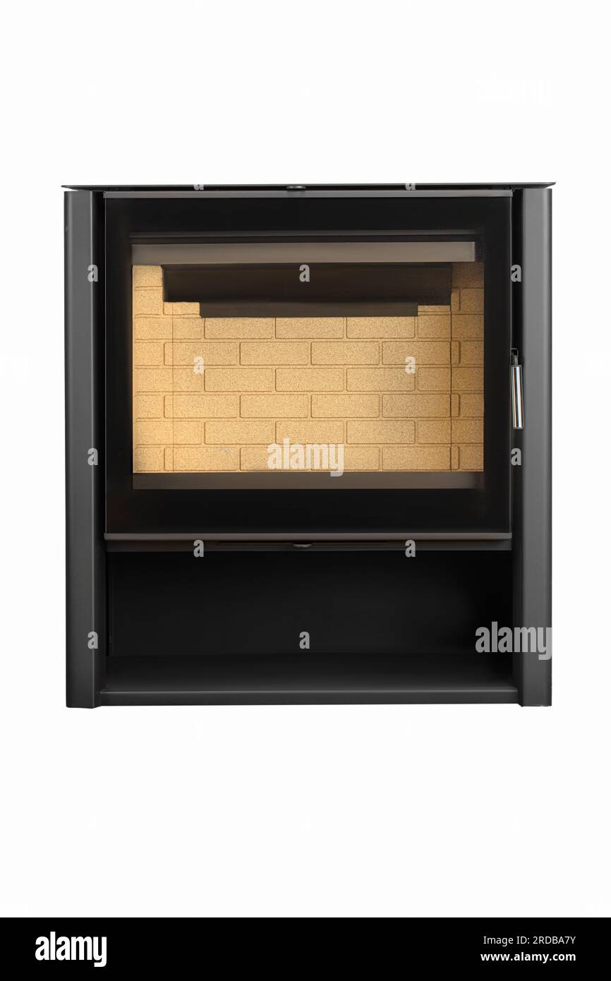 Foyers modernes pour le chauffage en métal et en verre résistant à la chaleur. Chaudière pour combustible solide isolée sur fond blanc. Banque D'Images