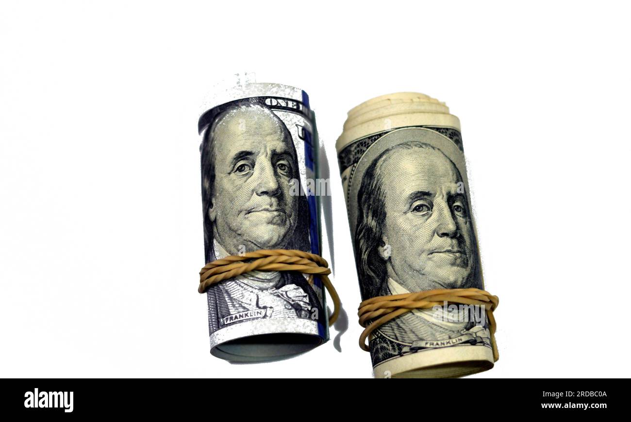 Rouleaux de 100 cent dollars monnaie billet de banque monnaie argent liquide ancienne et nouvelle série enroulée avec des élastiques avec le portrait du président Benjamin FR Banque D'Images