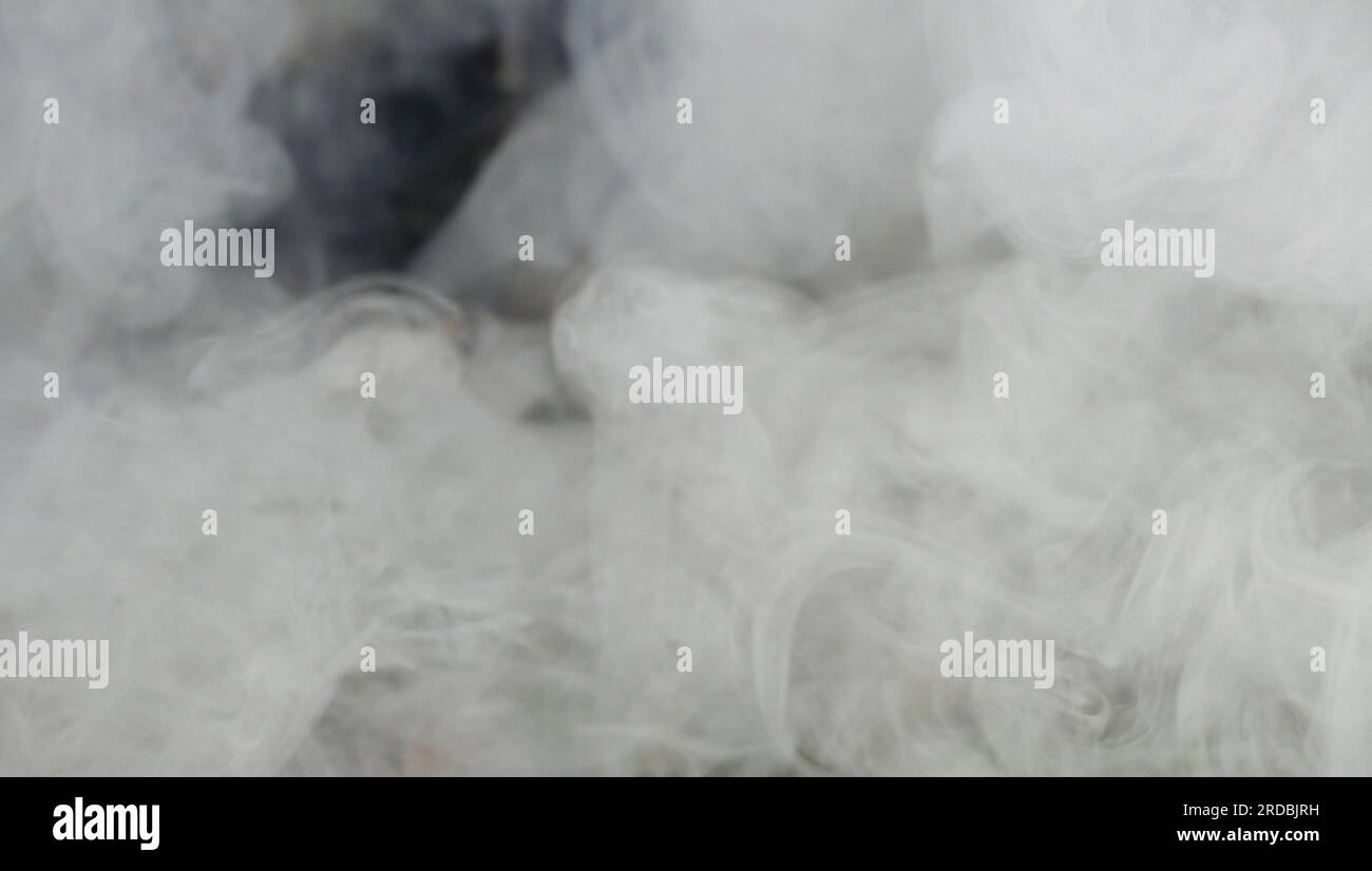 Brume blanche floue ou fumée ou vapeur sur fond noir, pollution et brûlure Banque D'Images