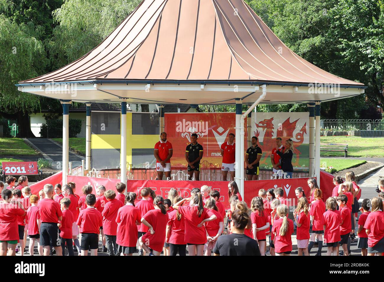 Pontypridd, Royaume-Uni. 20 juillet 2023. Les joueurs du pays de Galles dans le kiosque à musique répondent aux questions des écoliers locaux lors du lancement du kit de la coupe du monde de rugby 2023 de l'équipe du pays de Galles au Ynysangharad War Memorial Park à Pontypridd, pays de Galles du Sud, le jeudi 20 juillet 2023. photo par Andrew Orchard/Andrew Orchard photographie sportive/Alamy Live News crédit : Andrew Orchard photographie sportive/Alamy Live News Banque D'Images