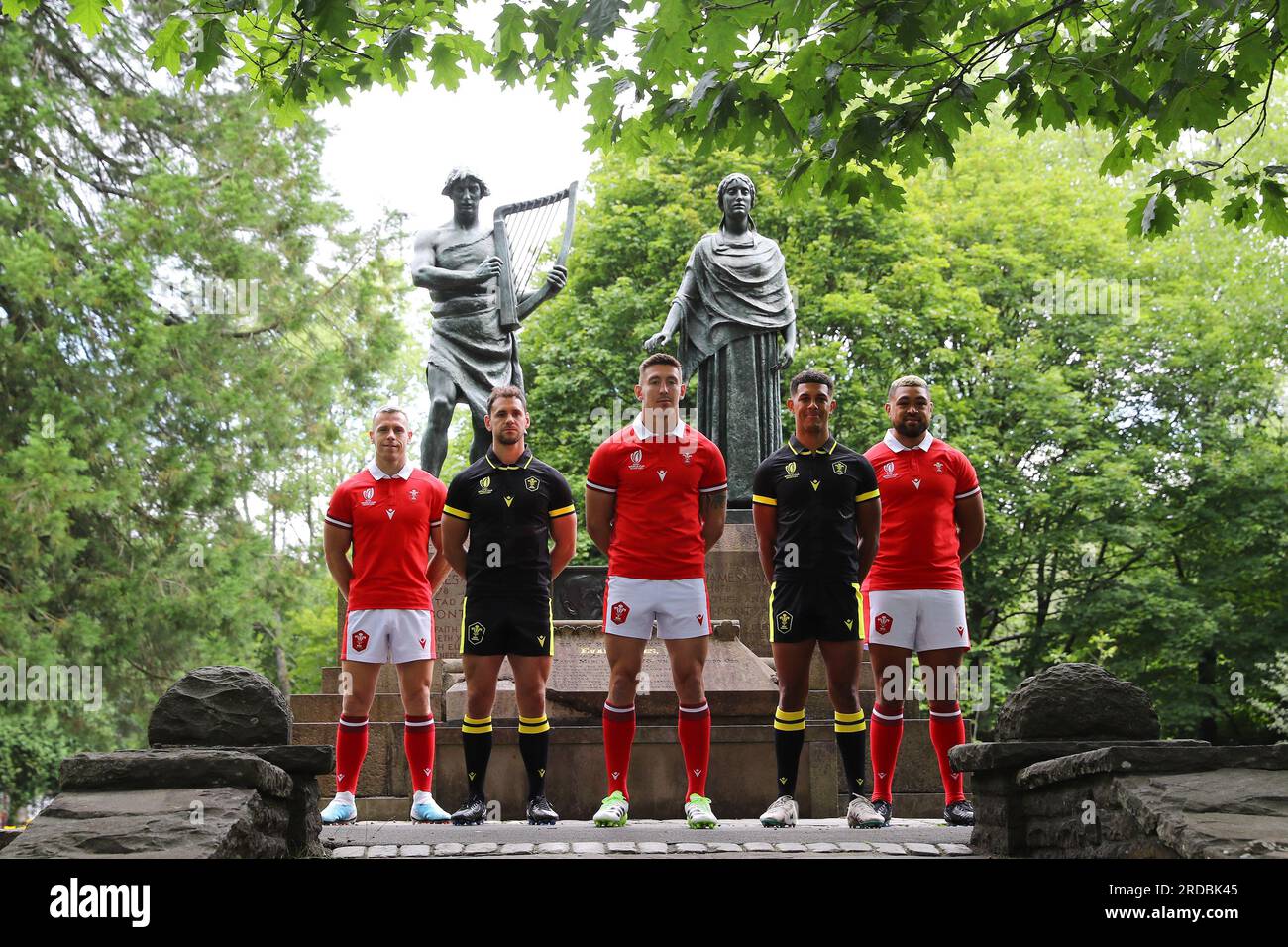 Pontypridd, Royaume-Uni. 20 juillet 2023. De G à D, joueurs du pays de Galles Gareth Davies, .Tomos Williams, Josh Adams, Rio Dyer et Taulupe Falateu posent pour une photo devant une statue commémorative pour Evan James (1809-78) et son fils James James (1832-1902) lors du lancement de la tenue de la coupe du monde de rugby 2023 de l'équipe du pays de Galles au Ynysangharad War Memorial Park à Pontypridd, au sud du pays de Galles, le jeudi 20 juillet 2023. photo par Andrew Orchard/Andrew Orchard photographie sportive/Alamy Live News crédit : Andrew Orchard photographie sportive/Alamy Live News Banque D'Images