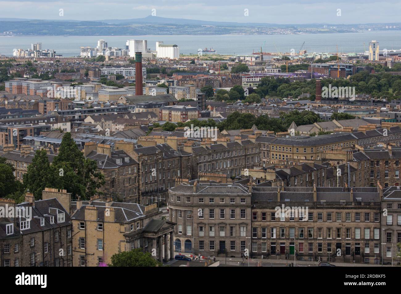 Edinburgh City Roof Tops regardant vers le nord de l'Écosse Banque D'Images