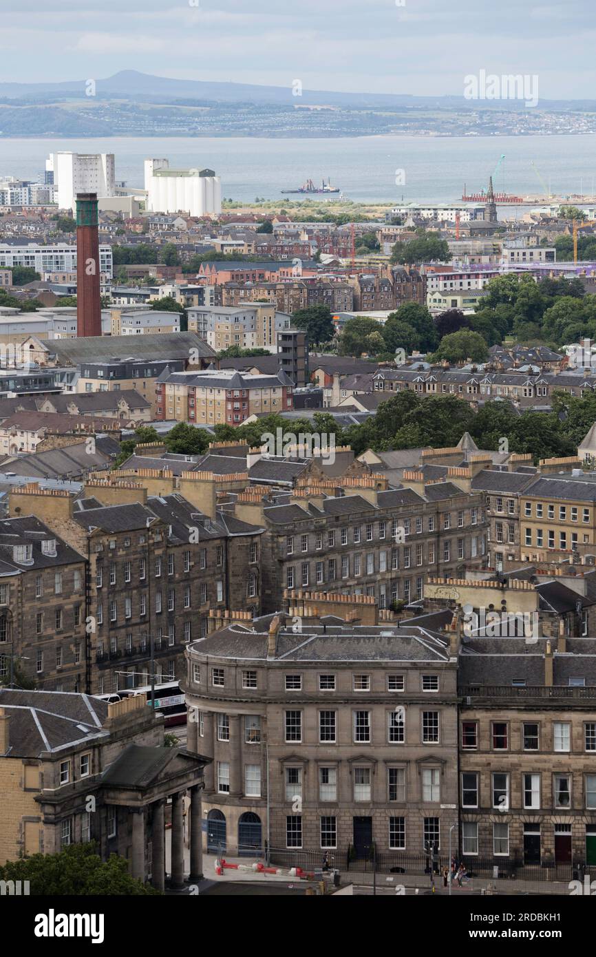 Edinburgh City Roof Tops regardant vers le nord de l'Écosse Banque D'Images