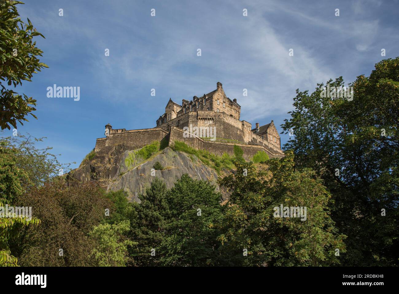 Château d'Édimbourg au soleil avec un ciel bleu Écosse Banque D'Images