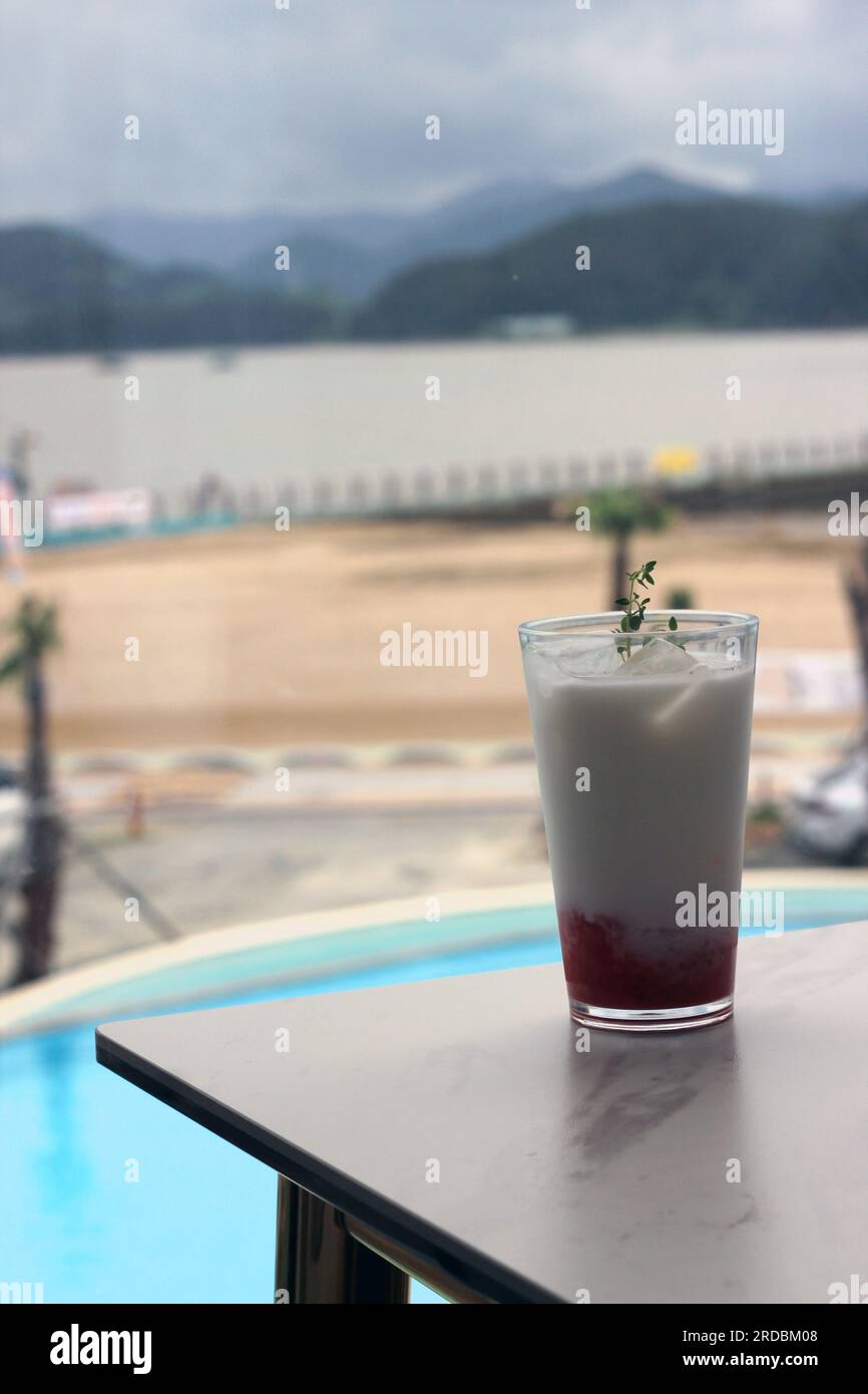 Piscine sur la plage de Gwangam avec vue sur la mer et boissons estivales, concept de vacances Banque D'Images