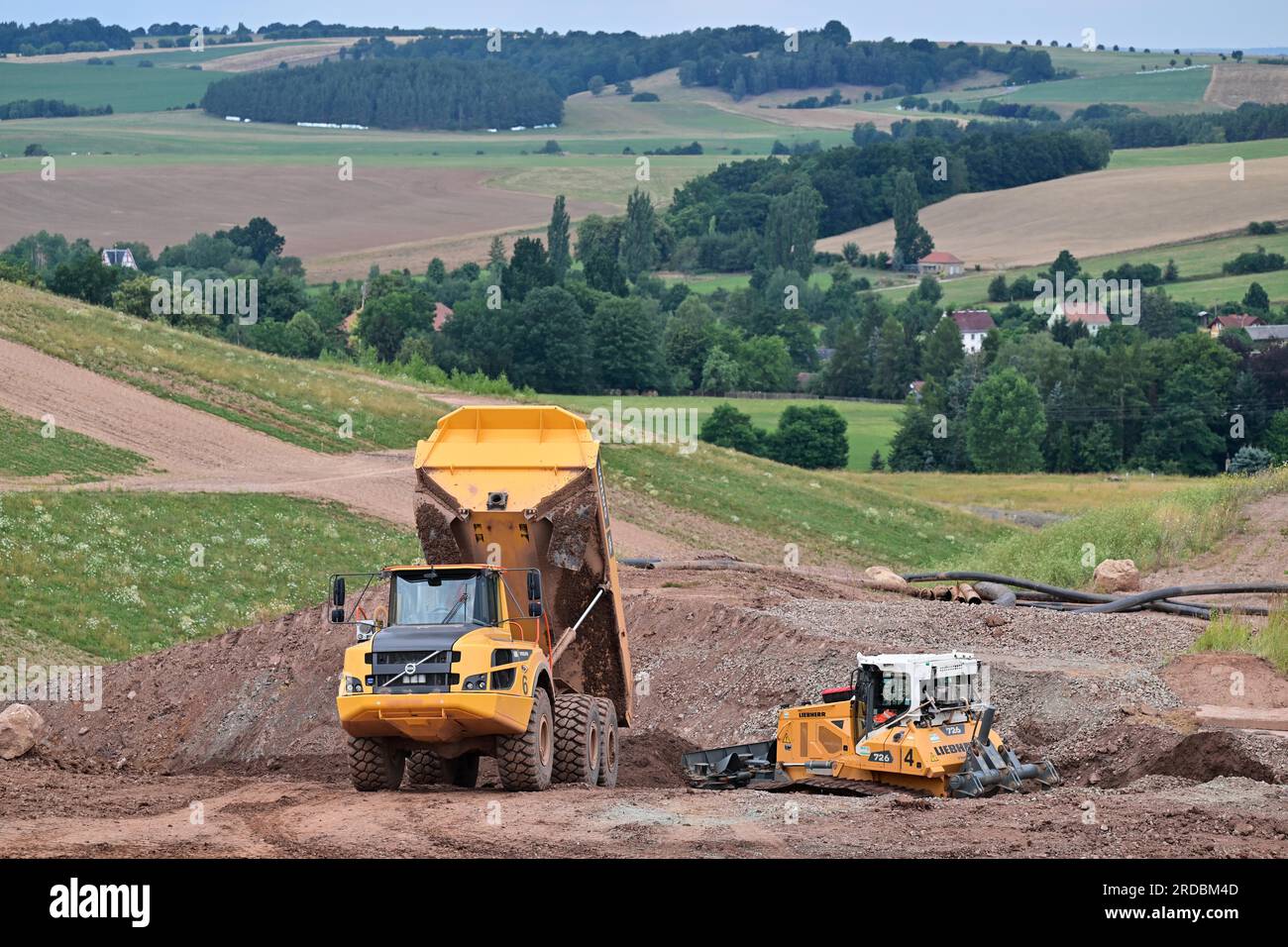 20 juillet 2023, Thuringe, Zwirtzschen : des équipements lourds sont utilisés pour nettoyer l'héritage de l'extraction de minerai d'uranium sur le plus grand site Wismut en Thuringe. L'installation de résidus de Culmitzsch a recueilli les résidus du traitement du minerai d'uranium. Au total, quatre de ces installations couvraient une superficie d'environ 570 hectares dans l'ouest de la Saxe et l'est de la Thuringe. Le nettoyage de l'usine de Culmitzsch, qui couvre environ 250 hectares, devrait durer jusqu'en 2028 et constitue le nettoyage Wismut le plus chronophage. D'ici 2022, la réhabilitation totale des sites contaminés provenant de l'extraction de l'uranium coûtera environ 7 milliards d'euros Banque D'Images