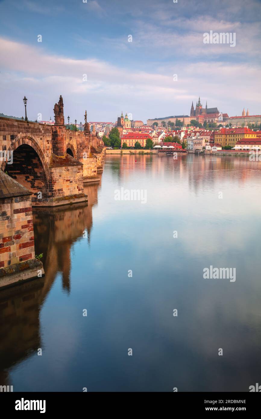 Prague, République tchèque. Image du paysage urbain de Prague, capitale de la République tchèque, avec le légendaire pont Charles au lever du soleil. Banque D'Images