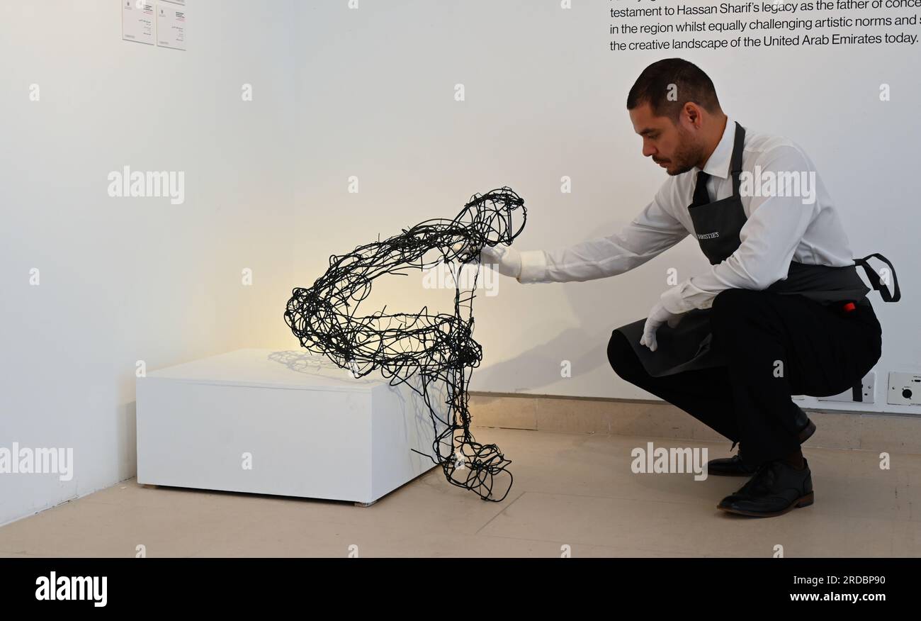 Art moderne et contemporain du monde arabe rassemblera des œuvres d'art à travers les médiums dans une exposition qui célèbre collectivement la diversité de la créativité et l'histoire de l'art arabe .Kawkaba , les faits saillants de la Fondation d'art Barjeel , et l'art émirati réinventé , Hassan Sharif et les voix contemporaines .l'exposition est organisée par le Dr ridha Moumni , vice-président, Christie's Moyen-Orient et Afrique du Nord . Banque D'Images