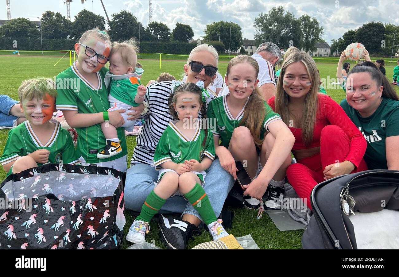 La famille de l'attaquant de 18 ans Abbie Larkin (gauche-droite) Jaxon Miles, Amelia Lilly Gannon, Finn George Gannon, Tracey Nolan, Harper Nolan, Savanna Nolan, Sophie Cuff et Kelly Kavanagh assistent à un événement de visionnement communautaire au stade Irishtown de Dublin, pour assister au match d'ouverture de l'Irlande contre l'Australie lors de la coupe du monde féminine de la FIFA 2023. Date de la photo : jeudi 20 juillet 2023. Banque D'Images