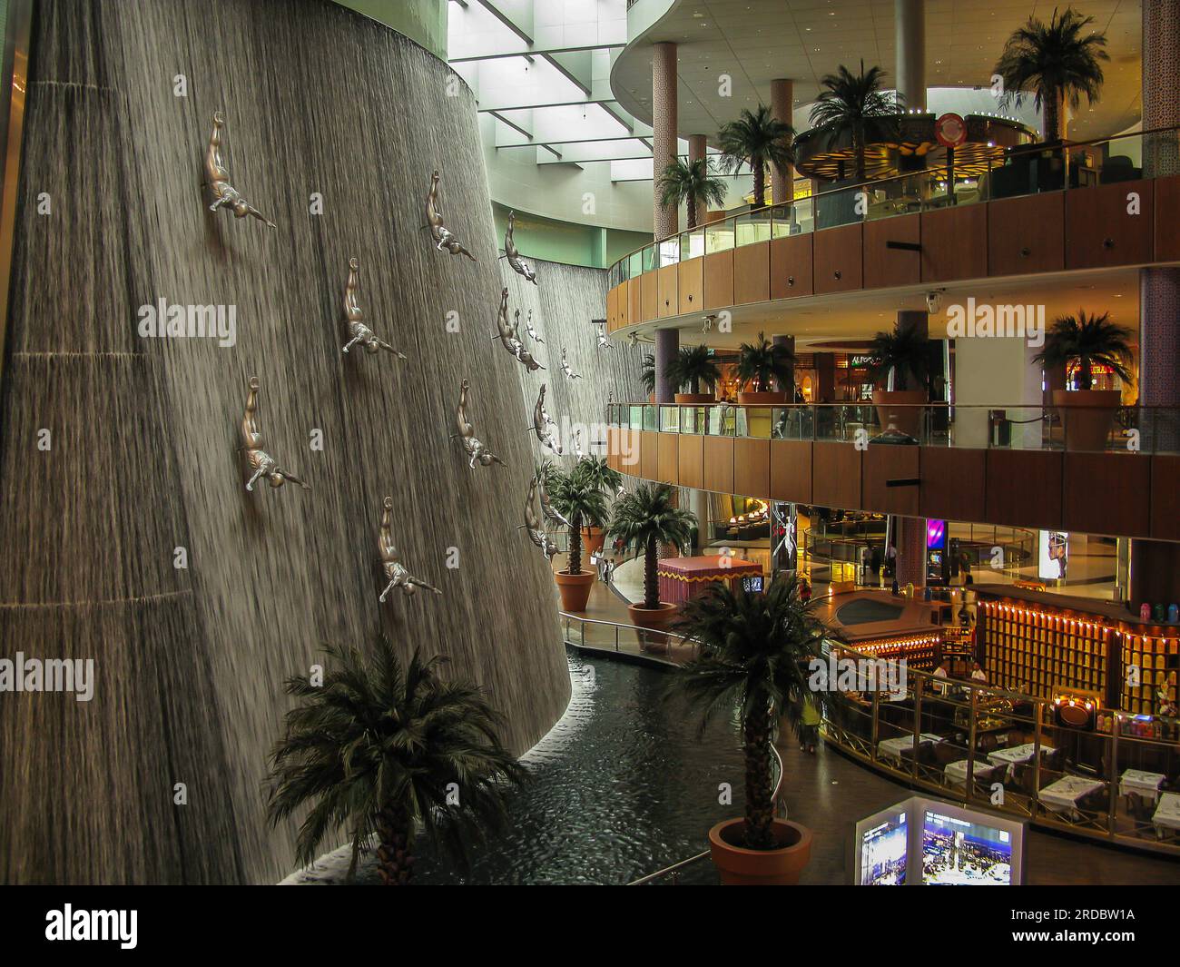 Cascade avec des figures de plongeurs pour perles, Dubai Mall, Dubaï, Émirats arabes Unis Banque D'Images