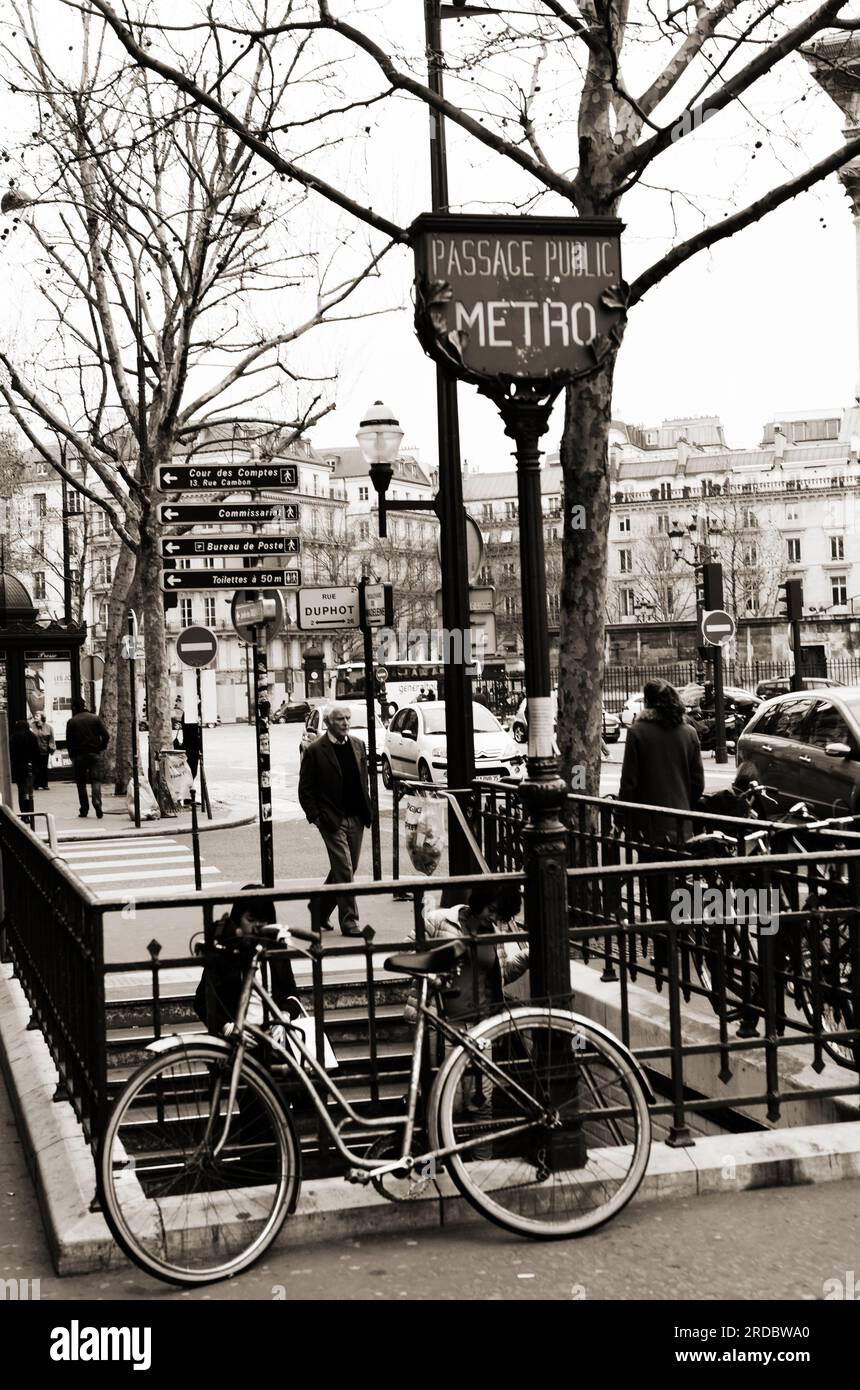 Noir et blanc de Bike and People aux champs Elysées dans le métro parisien Banque D'Images