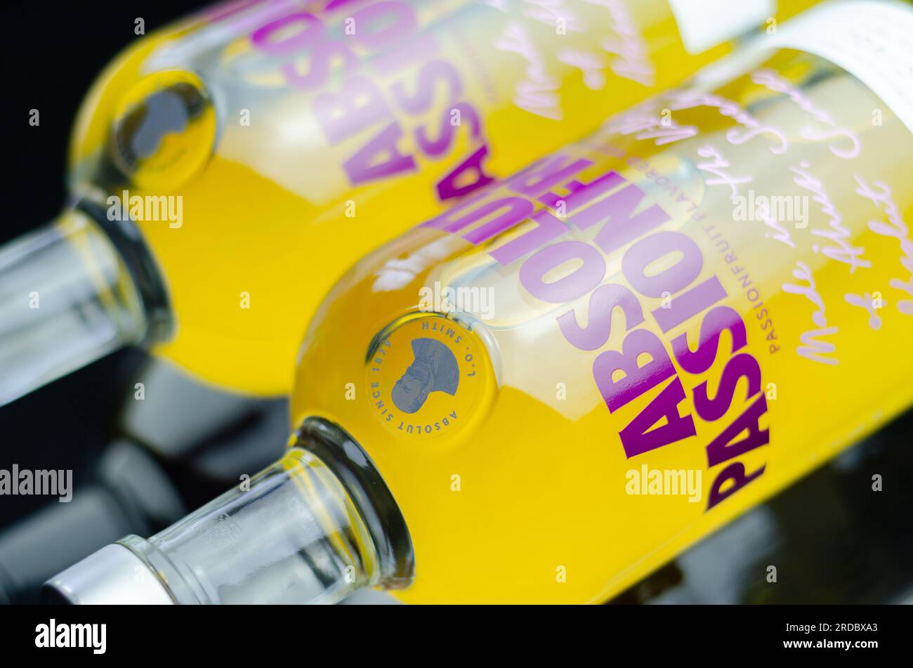 LONDRES, Royaume-Uni - 11 JUILLET 2023 Absolut Passionfruit, le design de la bouteille se caractérise par des coups de pinceau à main levée et des couleurs vibrantes qui sont abstraites et vives Banque D'Images