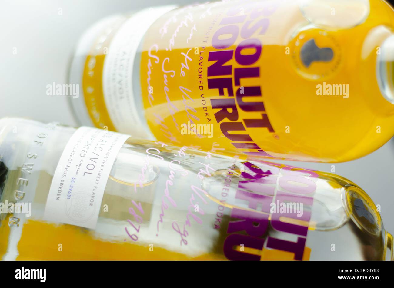 LONDRES, Royaume-Uni - 11 JUILLET 2023 Absolut Passionfruit, le design de la bouteille se caractérise par des coups de pinceau à main levée et des couleurs vibrantes qui sont abstraites et vives Banque D'Images