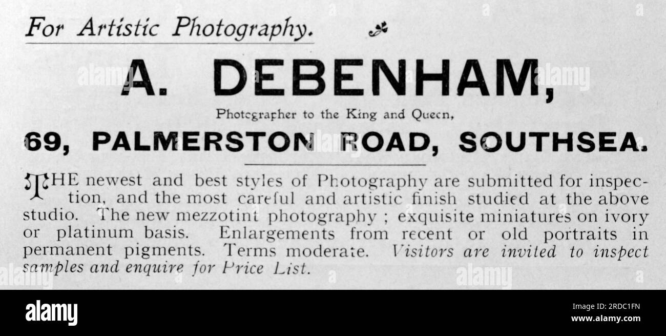 Publicité pour A. Debenham, photographe du roi et de la reine, au 69 Palmerston Road, Southsea. Extrait d'une collection d'annonces imprimées et de photographies datées de 1908 concernant les régions de Southsea et Portsmouth dans le Hampshire, en Angleterre. Certains des originaux n'étaient guère plus que la taille d'instantané et la qualité était variable. Banque D'Images