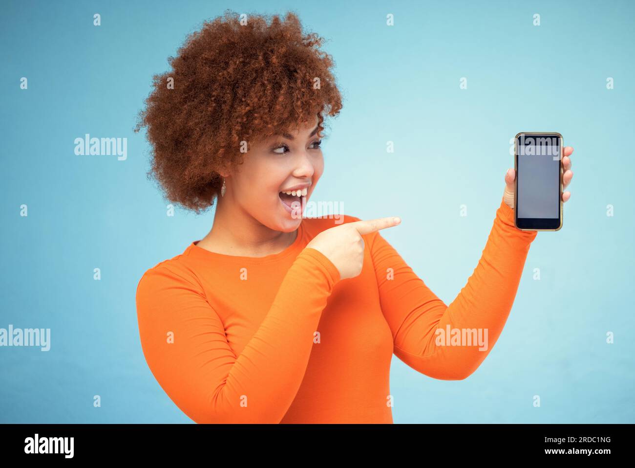 Femme excite et telephone maquette d ecran de vente promotion ou marque de publicite sur le site Web ou Internet. Personne pointant la main vers le smartphone sur bleu Photo Stock Alamy