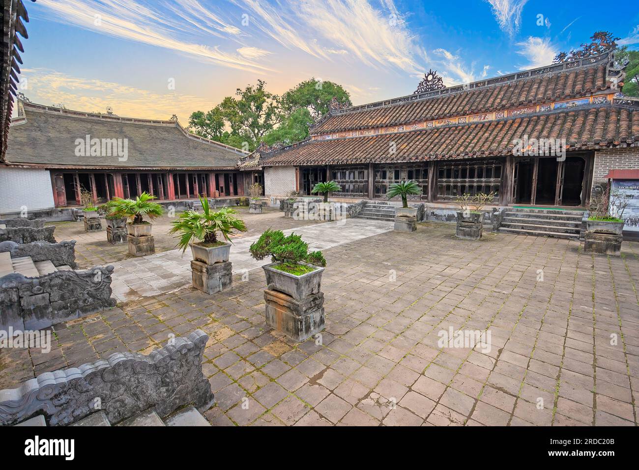 Photo de l'ancien palais royal dans l'ancienne capitale vietnamienne Hue dans la lumière du soir Banque D'Images