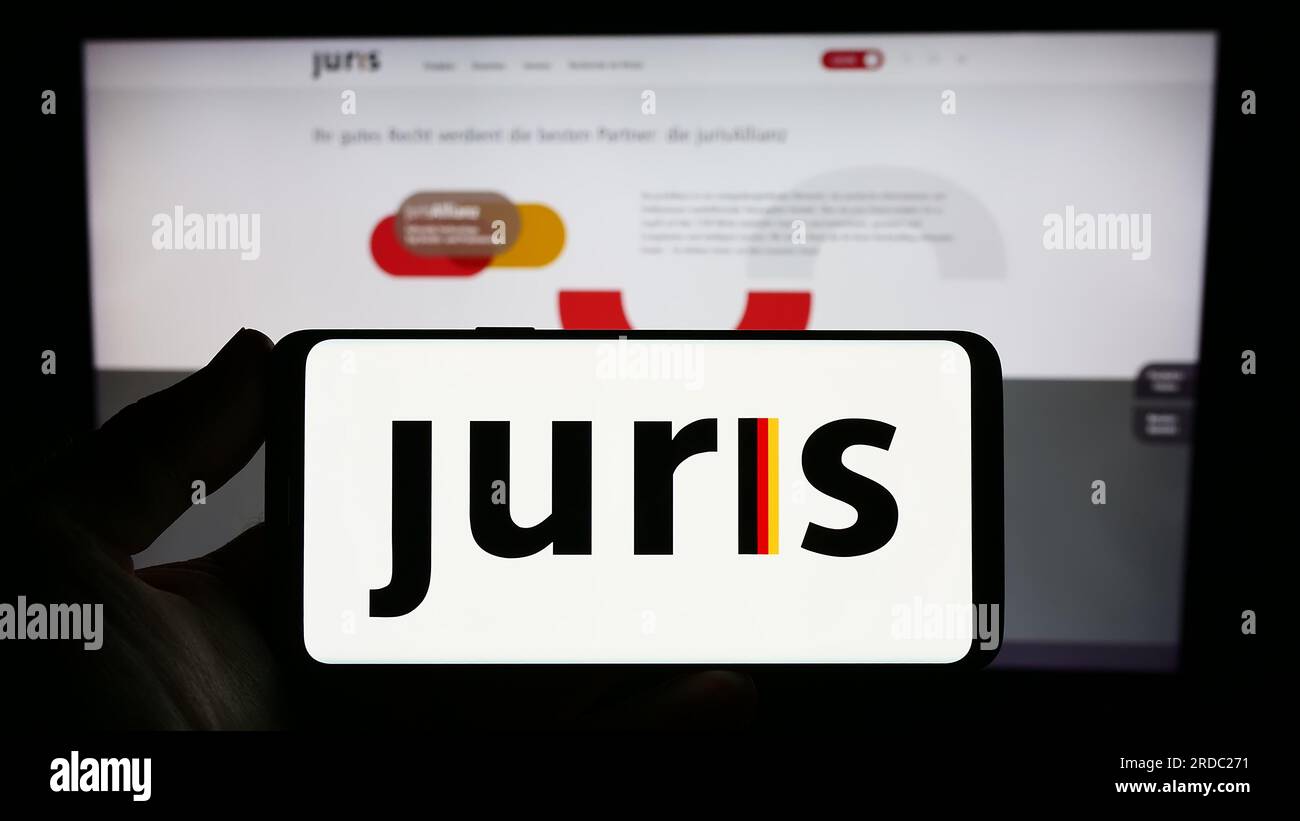 Personne détenant smartphone avec logo de l'information juridique allemande Prodiver Juris GmbH sur l'écran en face du site Web. Concentrez-vous sur l'affichage du téléphone. Banque D'Images