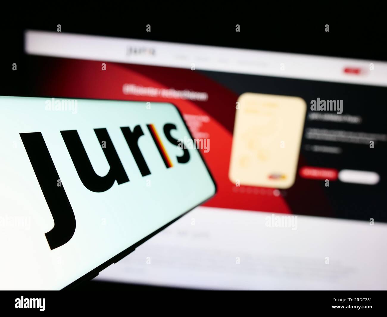 Smartphone avec logo de l'information juridique allemande Prodiver Juris GmbH sur l'écran en face du site Web de l'entreprise. Effectuez le focus sur la gauche de l'écran du téléphone. Banque D'Images