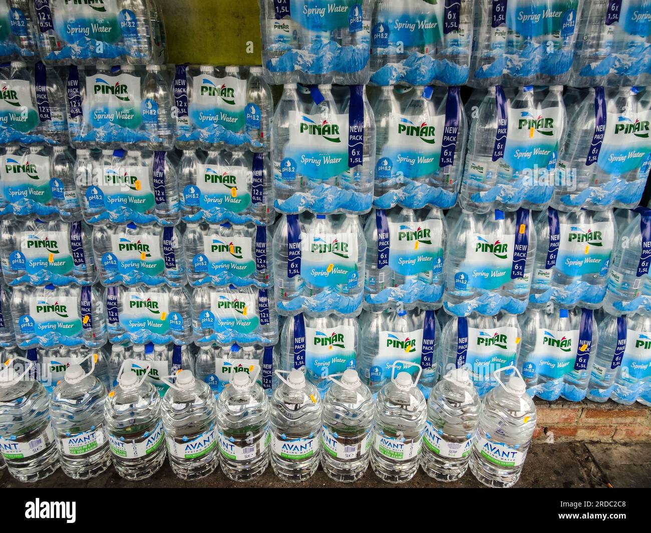 J'ai trouvé des natures mortes commerciales de répétitions de bouteilles d'eau empilées Banque D'Images