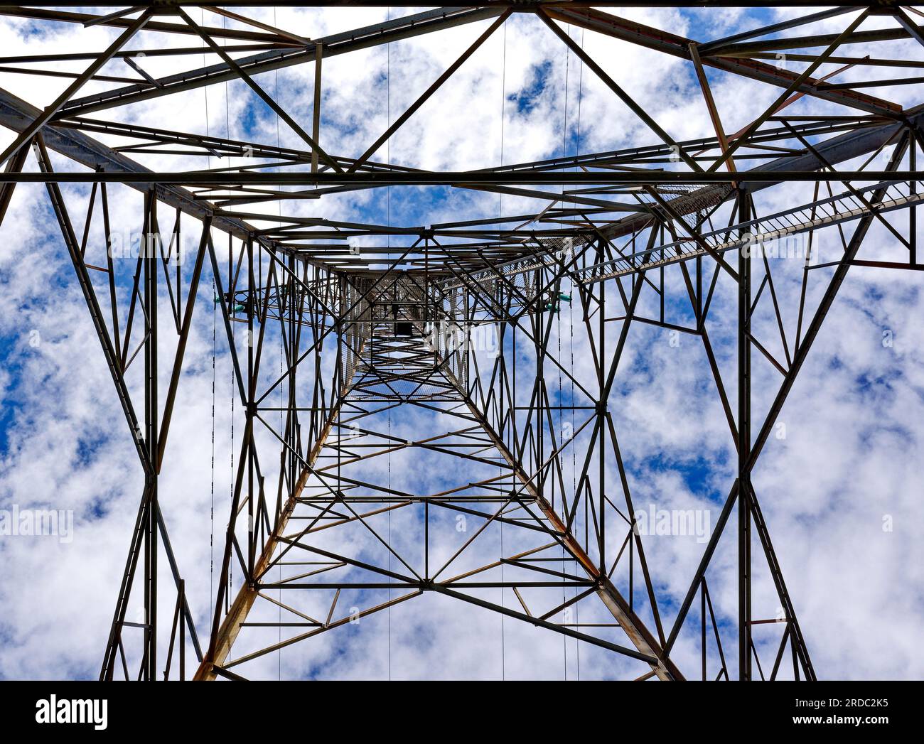 Une tour de transmission également connue sous le nom de pylône électrique, une vue vers le haut depuis l'intérieur de la structure Banque D'Images