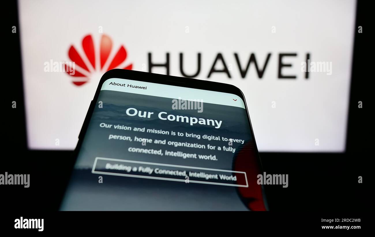 Smartphone avec page Web de la société chinoise Huawei technologies Co. Ltd. Sur l'écran devant le logo de l'entreprise. Effectuez le focus sur le coin supérieur gauche de l'écran du téléphone. Banque D'Images