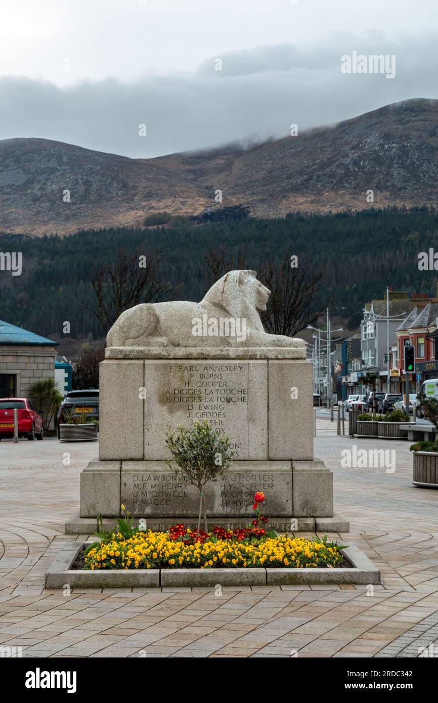 Un lion de granit sur le monument aux morts à Newcastle, Co. Down, Irlande du Nord, Royaume-Uni Banque D'Images