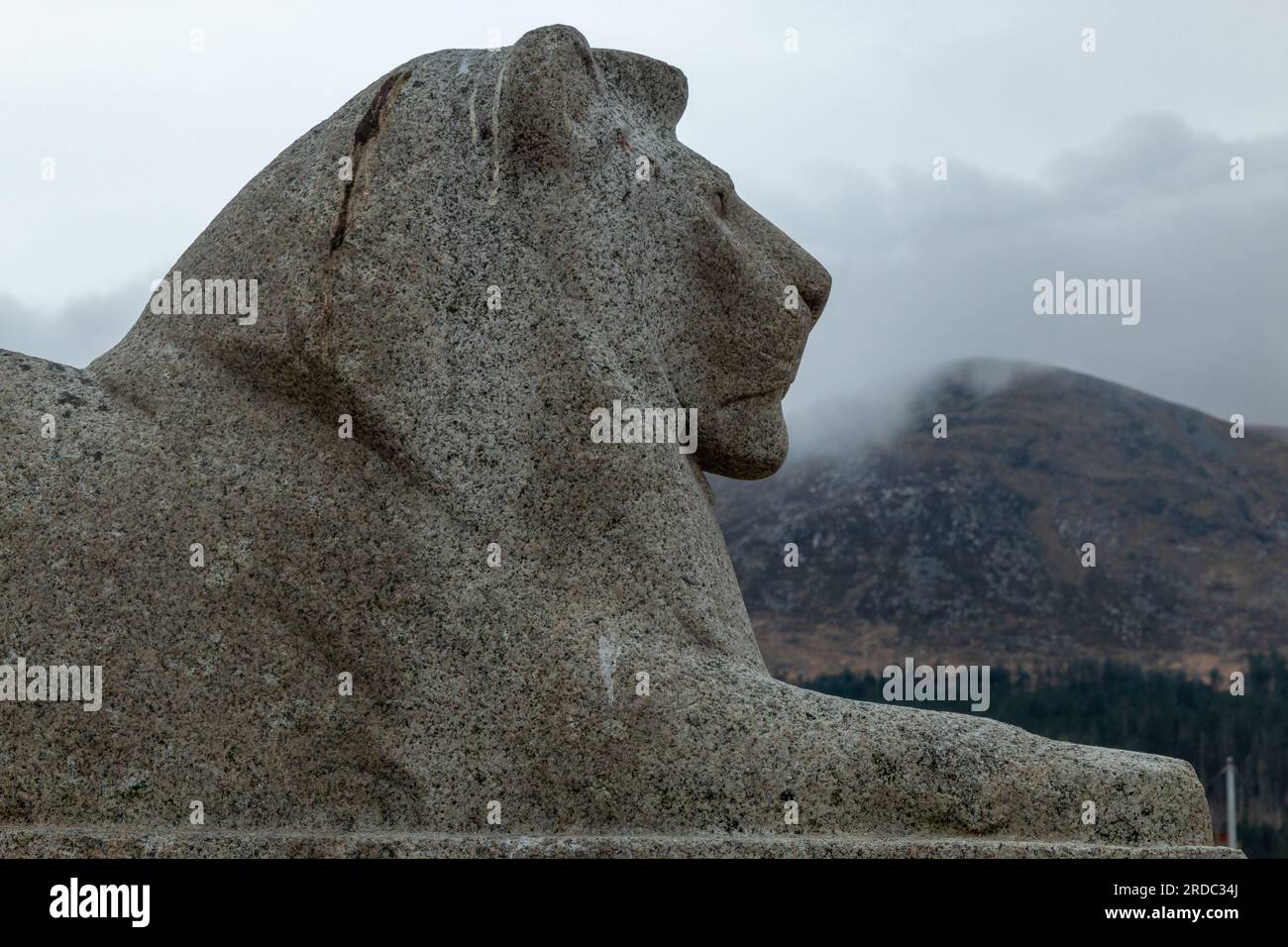 Un lion de granit sur le monument aux morts à Newcastle, Co. Down, Irlande du Nord, Royaume-Uni Banque D'Images