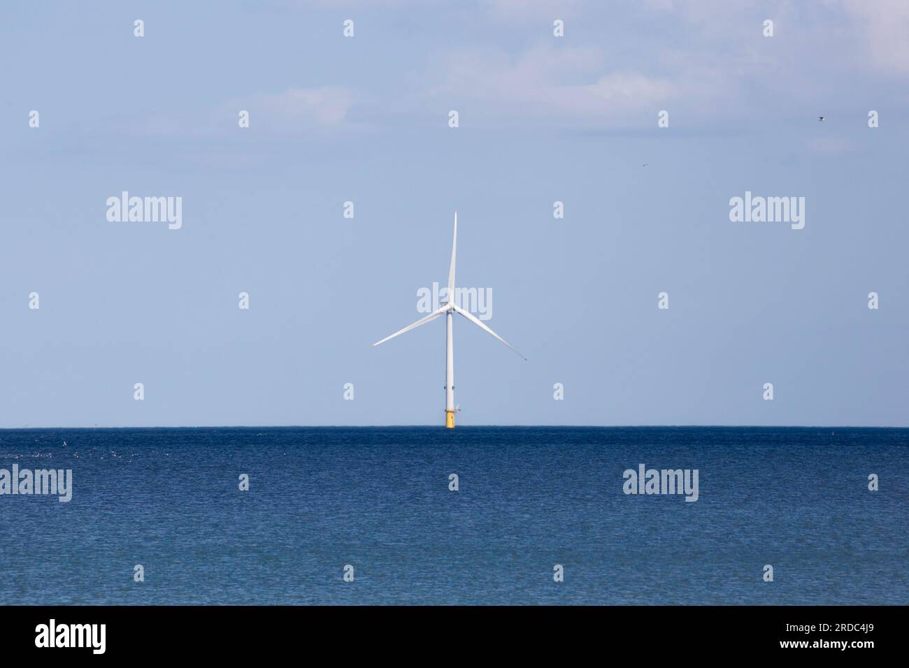 Éolienne offshore dans la mer du Nord sur une journée ensoleillée Banque D'Images Éolienne offshore dans la mer du Nord sur une journée ensoleillée Banque D'Images