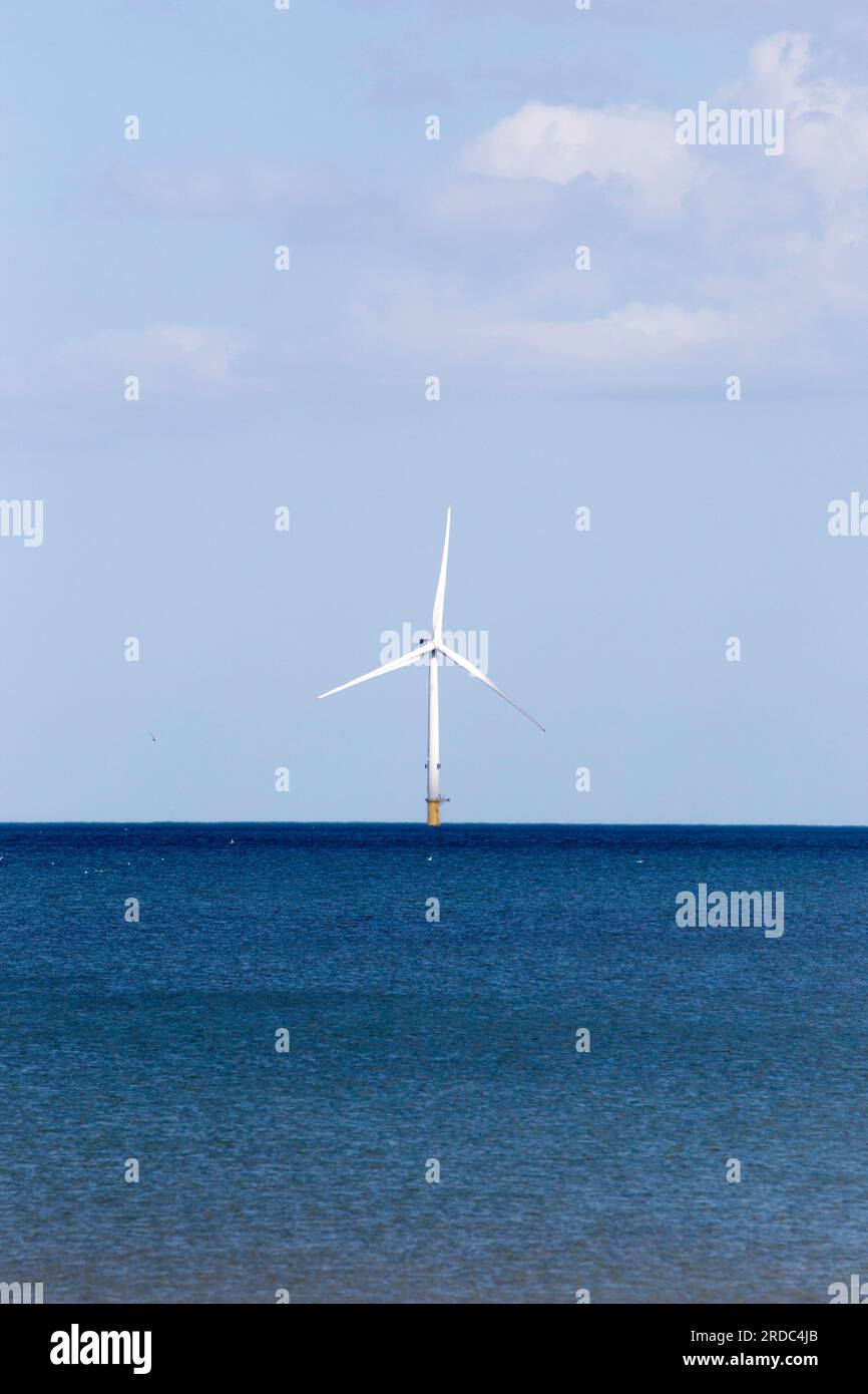 Éolienne offshore dans la mer du Nord sur une journée ensoleillée Banque D'Images Éolienne offshore dans la mer du Nord sur une journée ensoleillée Banque D'Images